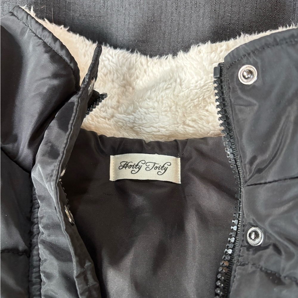 Elegant Black Puffer Vest with Gray Accents - Picture 4 of 5